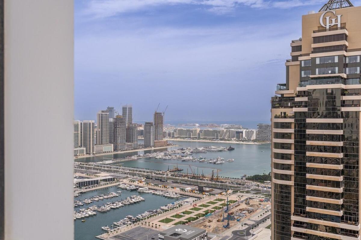 Sophisticated 1-bedroom With Skyscrapers View At Botanica Tower Apartment