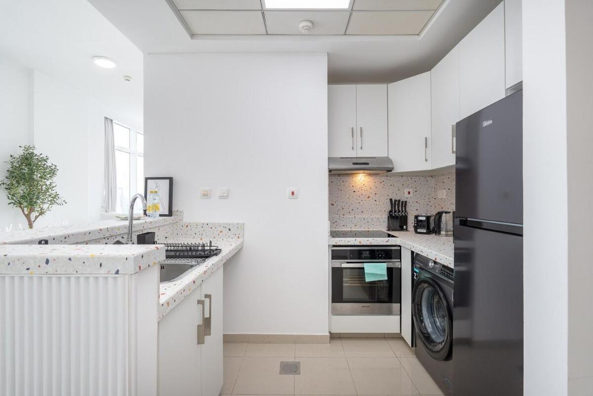 Sophisticated 1-bedroom With Skyscrapers View At Botanica Tower Apartment