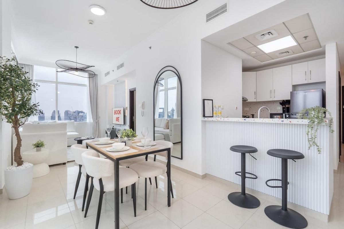 Sophisticated 1-bedroom With Skyscrapers View At Botanica Tower Apartment *