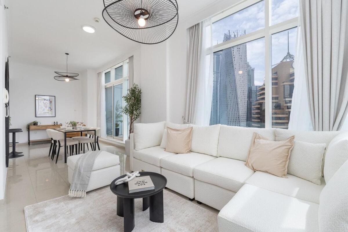 Sophisticated 1-bedroom With Skyscrapers View At Botanica Tower Apartment